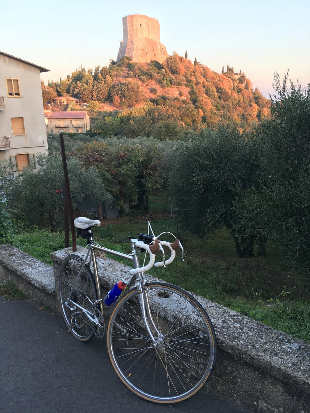 Early morning cycle climb up 340m to the high Rocca di Tentennano
