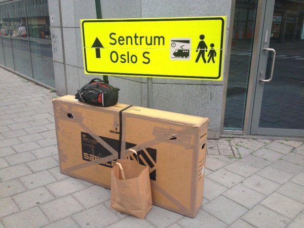 Lugging the awkward shape bicycle box from hostel to station was not fun.&nbsp;