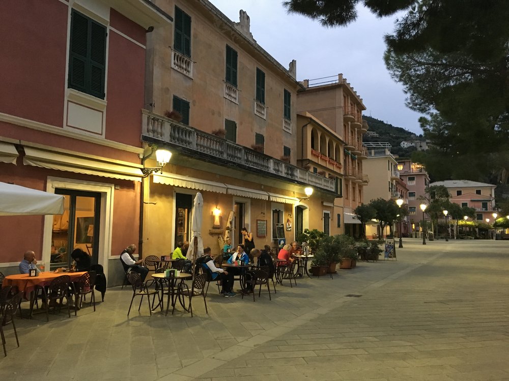 Bonassola beach side dining