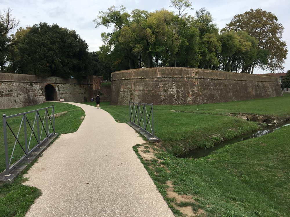 Lucca - entering the walled town